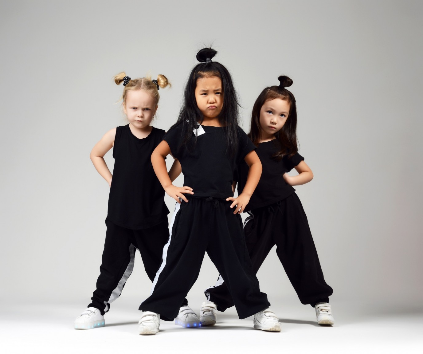 Group,Of,Three,Young,Girl,Kids,Hip,Hop,Dancers,On